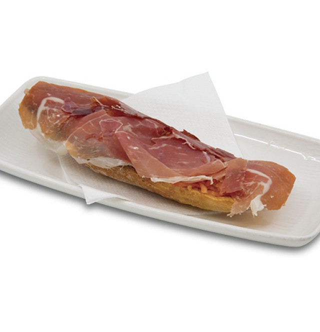 Tostada con jamón serrano y aceite
