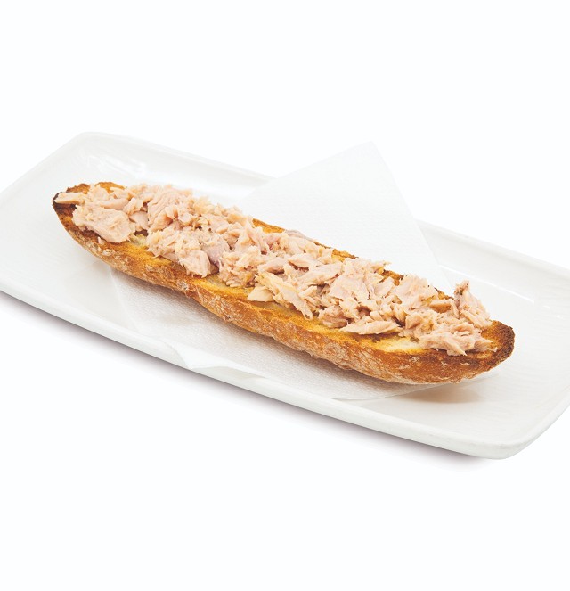 Tostada con atún y aceite