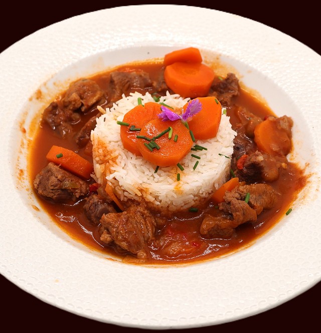Goulash de ternera con arroz blanco