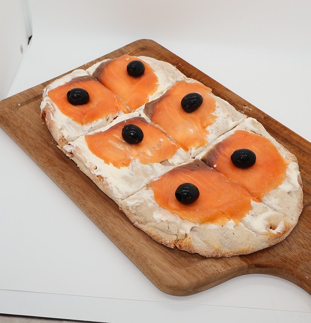 Pinsa Quinteto: Natürliche Tomate, Mozzarella, Räucherschinken, Gorgonzola und Rucola. (copia) (copia)