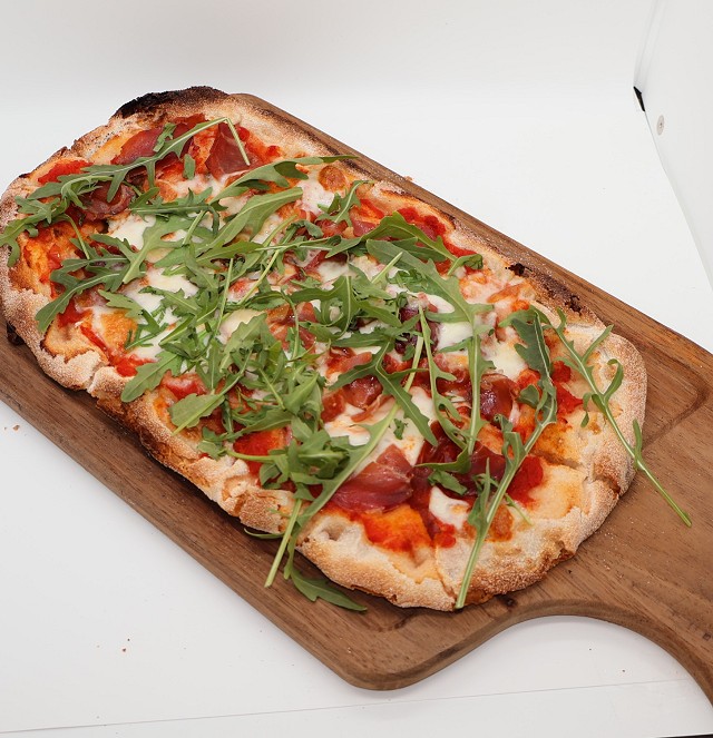 Pinsa Quinteto: Natürliche Tomate, Mozzarella, Räucherschinken, Gorgonzola und Rucola. (copia)