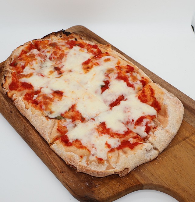 Pinsa Quinteto: Natürliche Tomate, Mozzarella, Räucherschinken, Gorgonzola und Rucola. (copia) (copia) (copia)