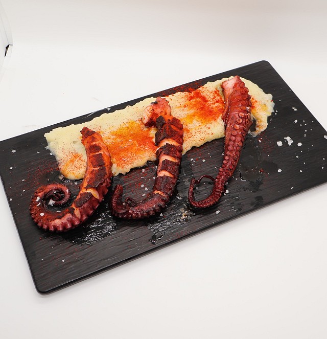 Pulpo sobre parmentier al pimentón