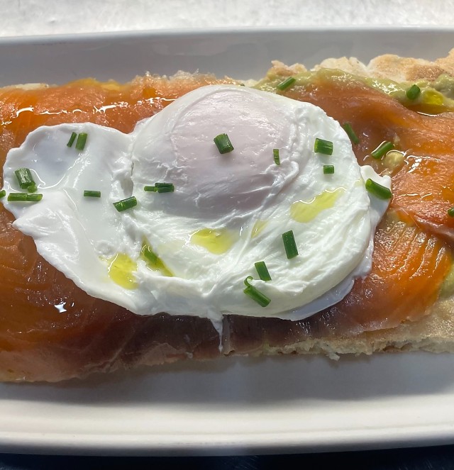 Tosta Salmón, guacamole y huevo