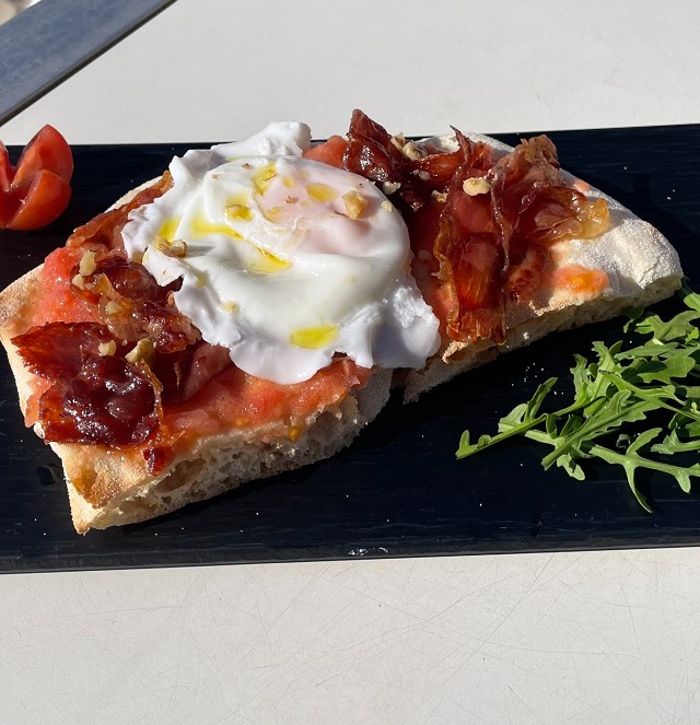Tosta Jamón Serrano, tomate y huevo