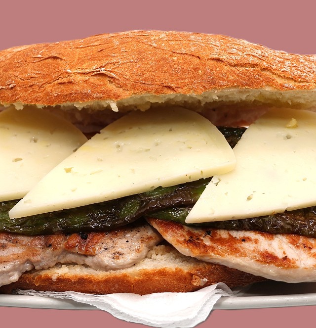 Pepito de lomo con pimientos fritos