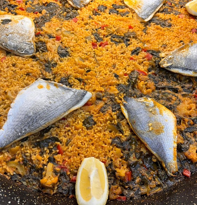 Paella con verduras y lomo de dorada